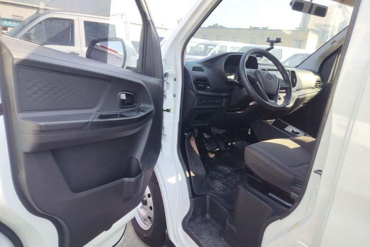 Used Chana Ruixing EM60 2025 Passenger Version Comfort Edition 6 Seats 300 km Range Side-Hinged Doors
