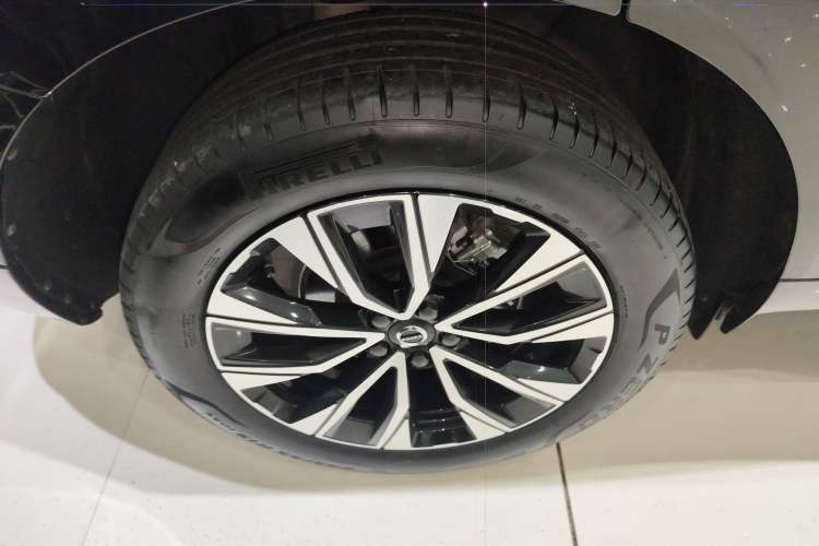 Used Volvo XC60 2024 B5 4x4 Smart Luxury Edition Right Rear Wheel Hub