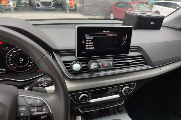 Used Audi Q5L 2020 Updated 40 TFSI Prestige Fashion Edition Audio And AC Panel