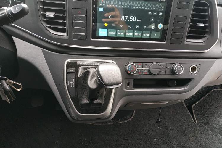 Used SAIC MAXUS Xintu V80 2024 Aotong Value Edition 6AMT Short Wheelbase Mid-Roof Model 127 Ps 5/6 Seats