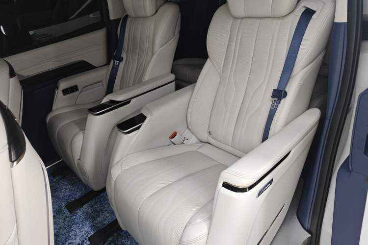 Used Buick Century 2023 2.0T Six-Seater Yinshi Edition Left Rear Seat