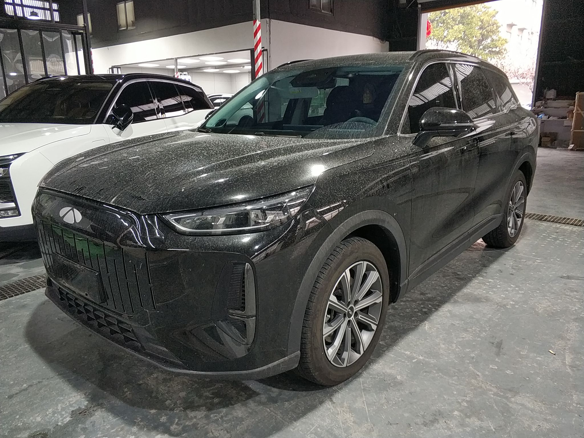 Под передней частью автомобиля