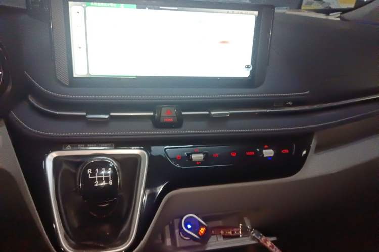 Used SAIC MAXUS Xintu V70 2023 2.0T Elite Edition Manual Transmission Short Wheelbase Low Roof 5/6 Seats (125 hp)
