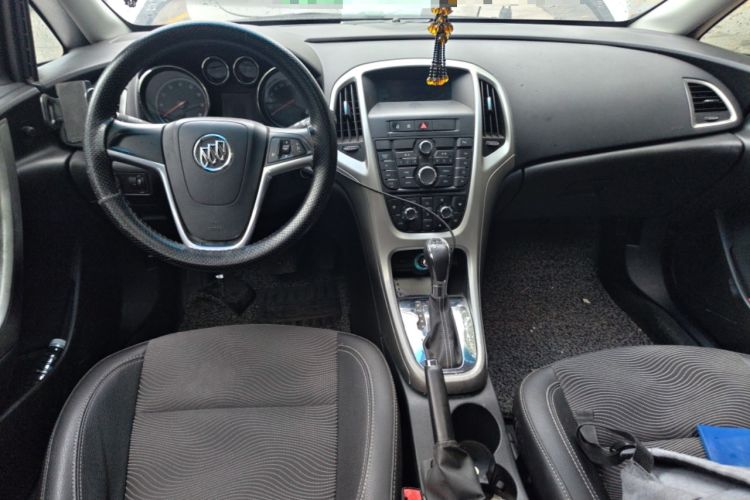 Used Buick GT 2014 XT 1.6L Automatic Fashion Edition Center Console