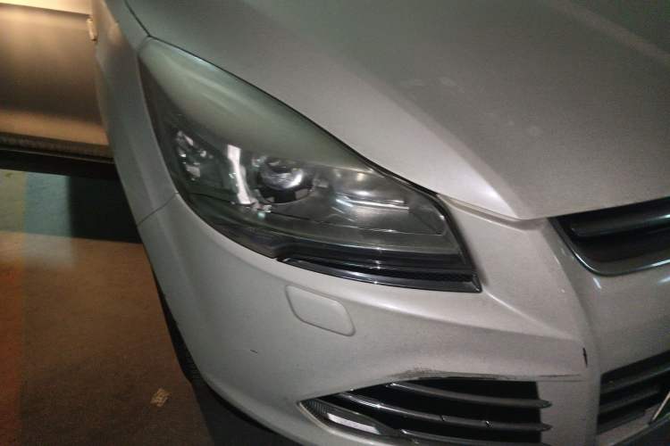 Used Ford Kuga 2015 2.0L GTDi Four-Wheel Drive Prestige Model Right Front Headlight