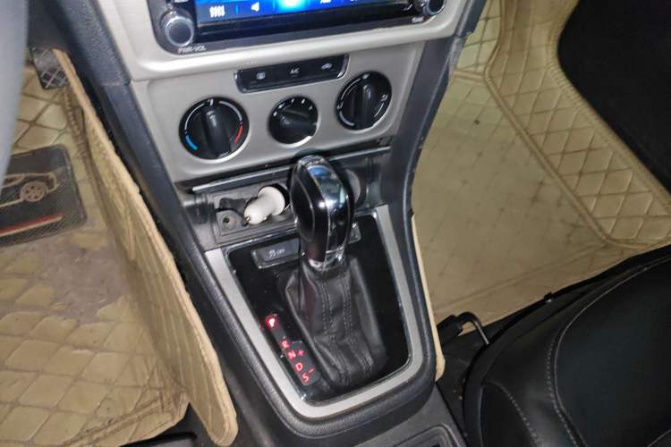 Used Volkswagen Lavida 2013 Revised Version 1.4 TSI DSG Comfort Edition Gear Lever