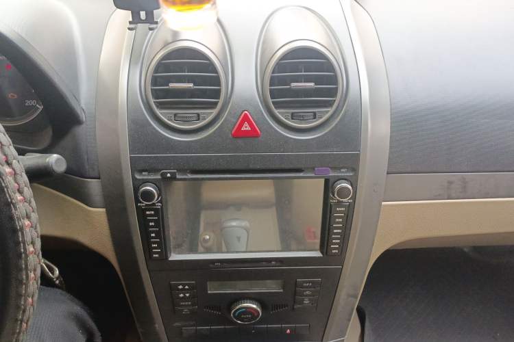 Used Haval H3 2010 Leading Edition 2.5 TCI Two-Wheel Drive Comfort Model Audio And AC Panel