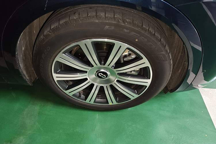 Used Hima AITO M8 2025 Model, Pure Electric Max+ Six-Seat Long-Range Version Right Front Wheel Hub