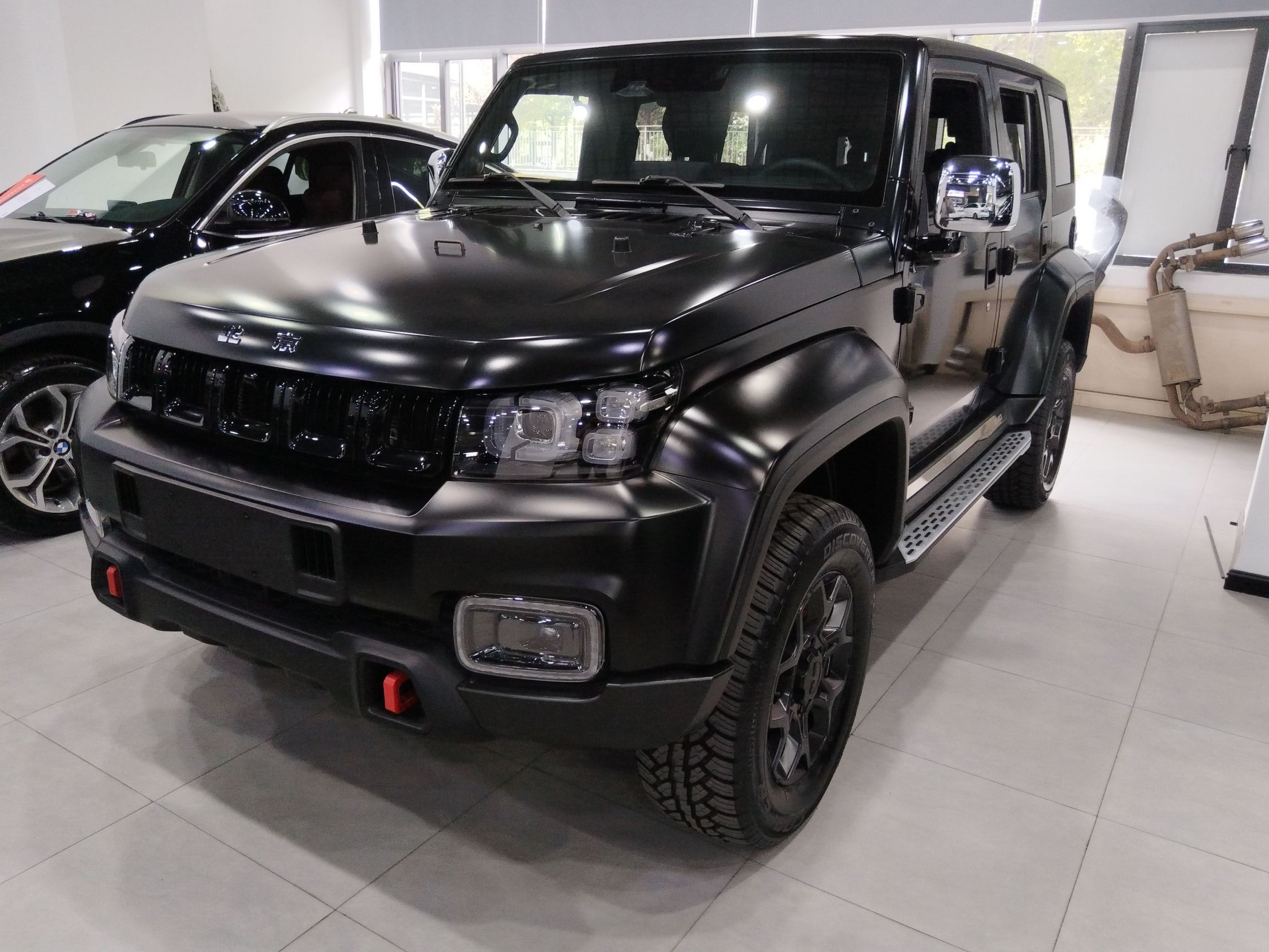 تحت مقدمة السيارة