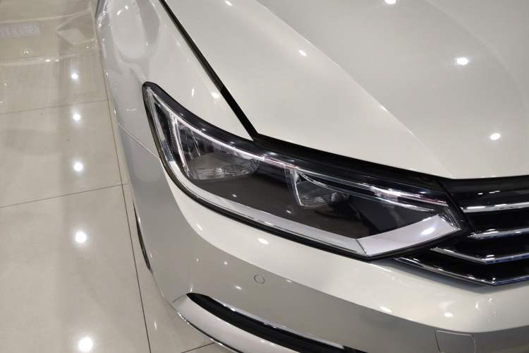 Used Volkswagen Magotan 2017 280TSI DSG Comfort Model Right Front Headlight