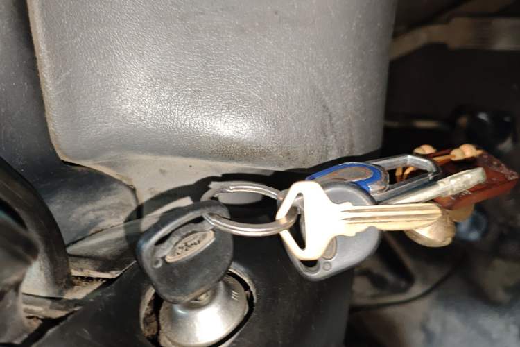 Used Ford Classic Transit 2013 2.8T Refurbished Diesel Ice-White Logistics Vehicle Long Wheelbase Mid-Roof Model JX493ZLQ4 Vehicle Key