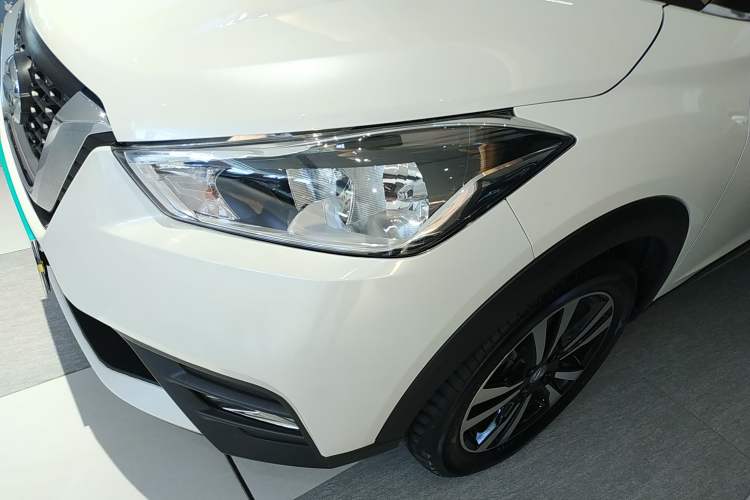 Used Nissan Kicks 2017 1.5L CVT Smart Drive Edition Left Front Headlight