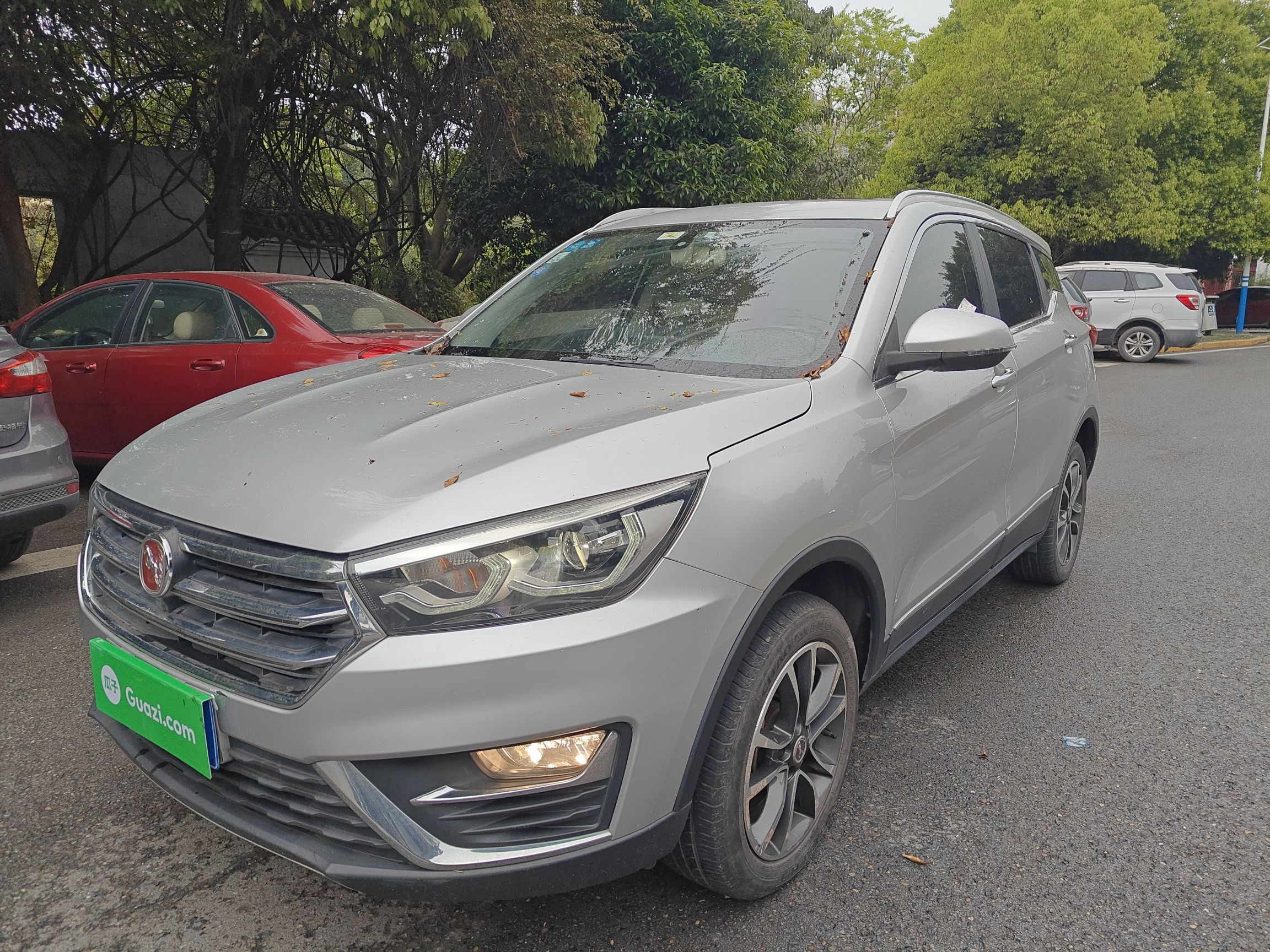 Под передней частью автомобиля