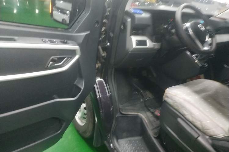 Used Dongfeng Yufeng Yufeng 2023 V9+ 2.0T Automatic Front-Drive Multi-Function Mid-Roof 7/8/9-Seater