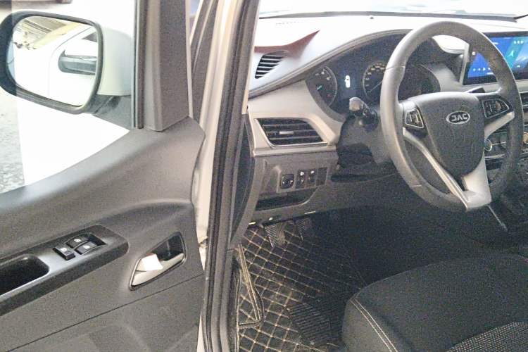 Used JAC Refine M3 2022 PLUS 1.5T 7-Seater Standard Model