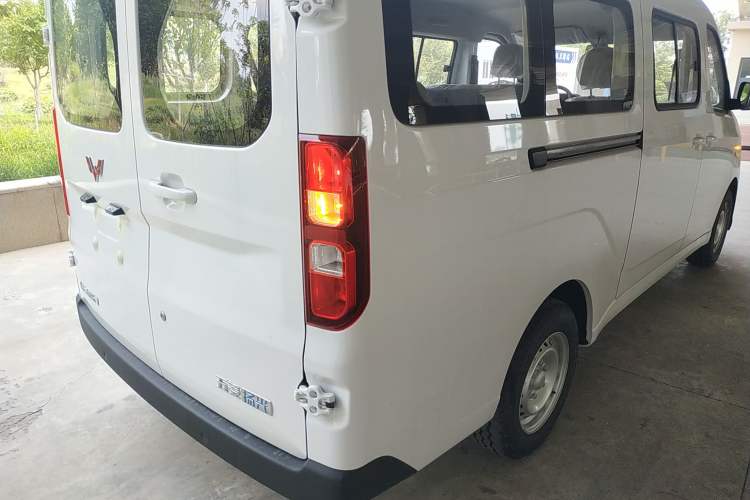 Used Wuling Yangguang 2024 300KM Comfort Version Passenger Van 75kW