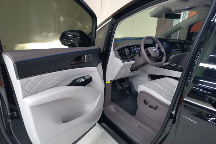 Used Denza D9 2022 DM-i 970 Four-Wheel Drive Flagship Model