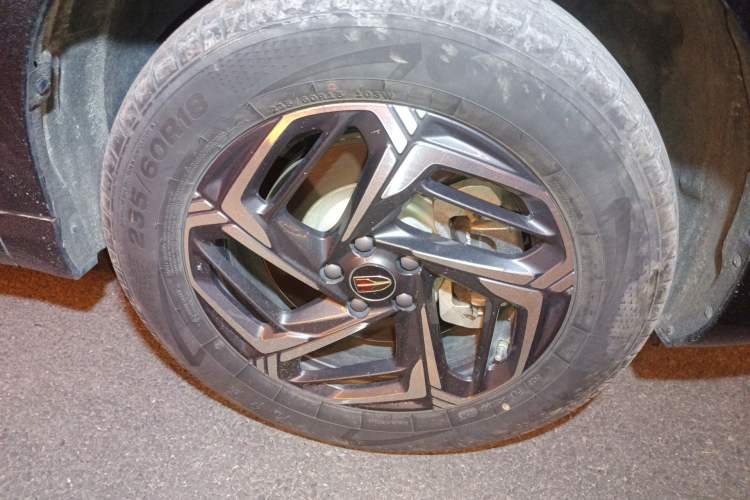 Used Hongqi HS3 2023 1.5T Two-Wheel Drive Shanwei Edition Right Front Wheel Hub