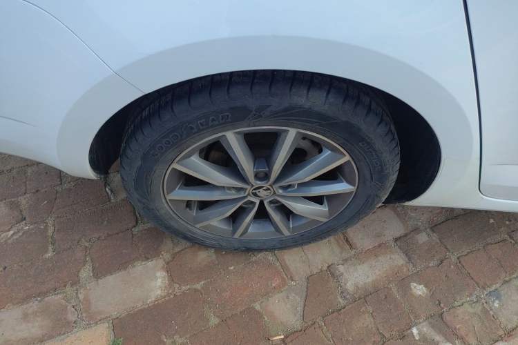 Used Skoda Octavia 2017 Classic Model 1.6L Automatic Comfort Edition Right Rear Wheel Hub