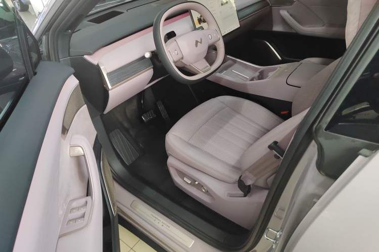 Used ONVO L60 2024 60 kWh Rear-Drive Version
