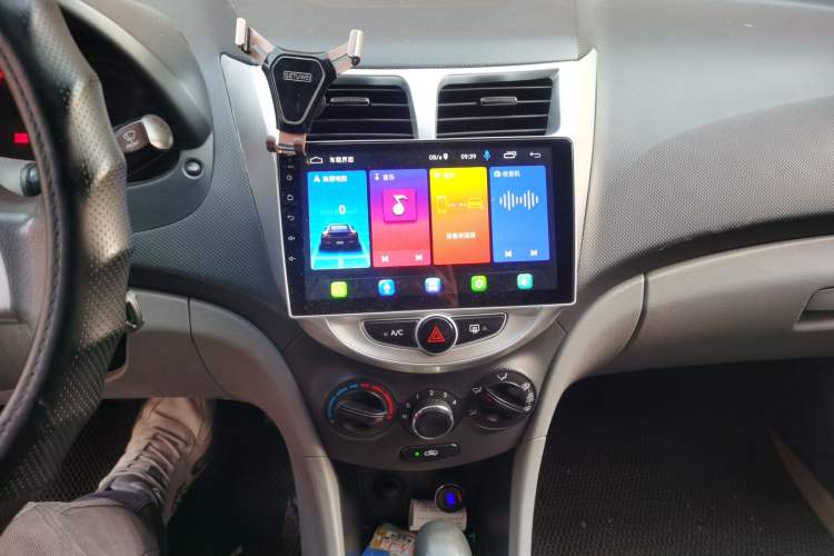 Used Hyundai Verna (older generation) 2010 Sedan 1.4L Automatic Comfort Model GS Audio And AC Panel