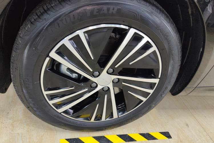 Used Lynk & Co 08 EM-P 2025 120km Long-Range Halo Left Front Wheel Hub