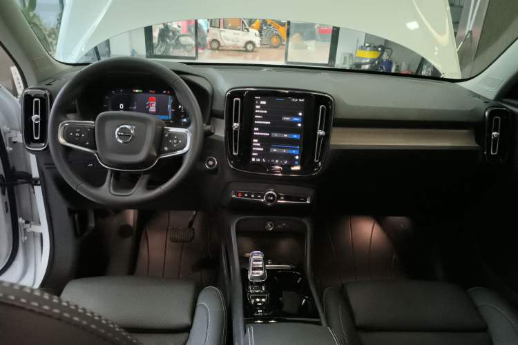 Used Volvo XC40 2024 B4 4x4 Smart Luxury Edition
