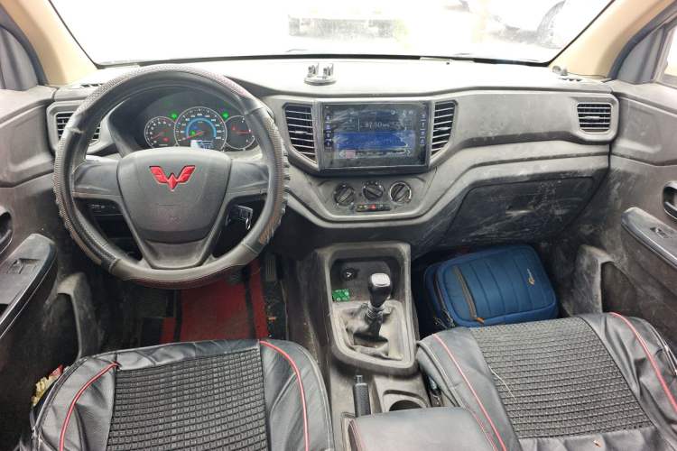 Used Wuling Hongguang V 2022 1.5L Enjoy Edition Hydraulic Power Steering LAR Center Console
