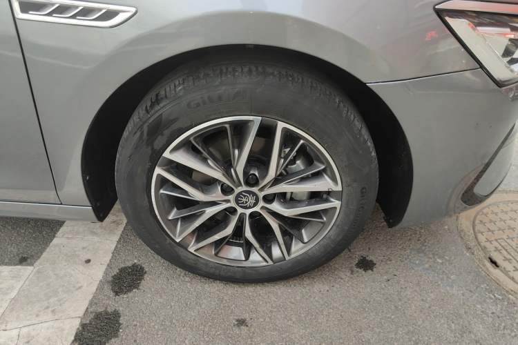 Used BYD Qin PLUS 2021 EV 500KM Luxury Model Right Front Wheel Hub