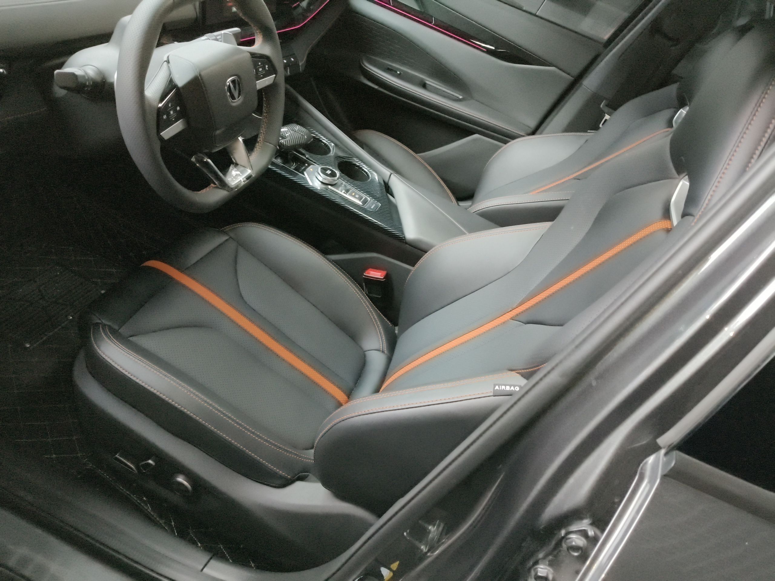 المقاعد الأمامية داخل السيارة