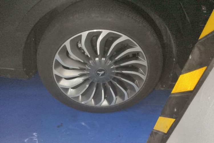 Used VOYAH FREE 2021 Four-Wheel Drive Standard Range-Extended Exclusive Luxury Package Right Front Wheel Hub