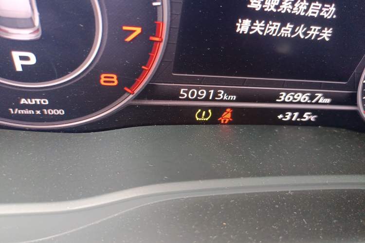 Used Audi Q5L 2020 45 TFSI Prestige Fashion Model Odometer Close Up