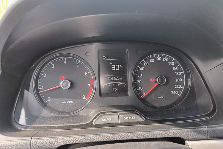 Used Volkswagen Gran Lavida 2013 1.6L Manual Fashion Model