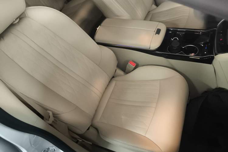 Used Buick GL8 2023 Facelifted Land Cruiser Executive Luxury Version
