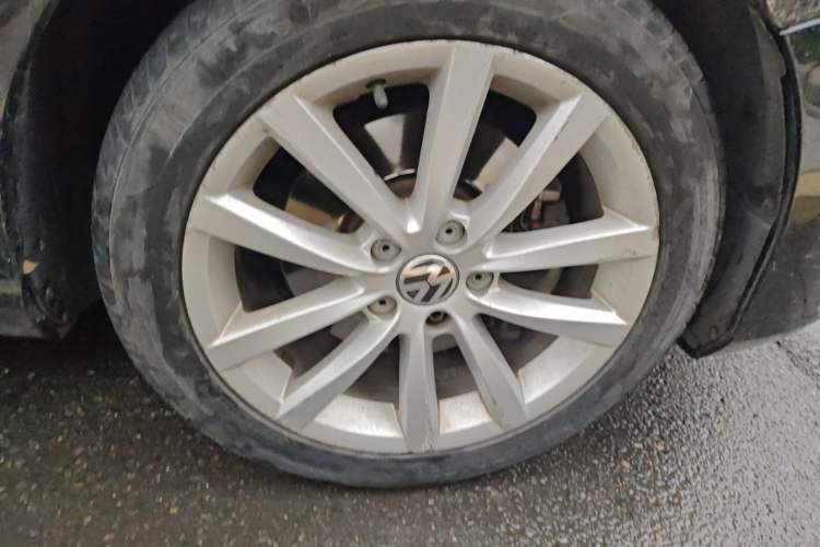 Used Volkswagen Magotan 2013 2.0 TSI Prestige Model Right Front Wheel Hub
