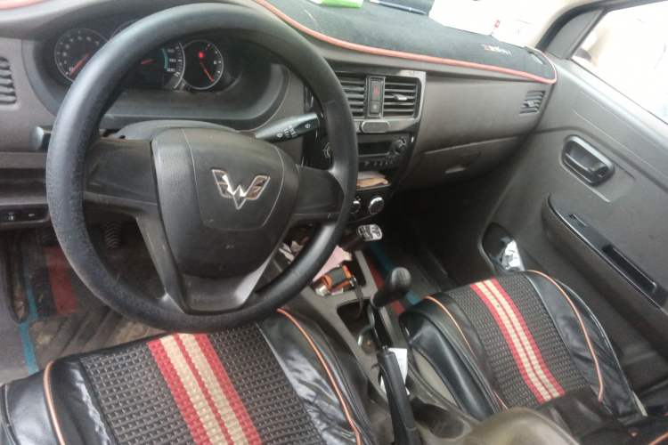 Used Wuling Rongguang V 2016 1.5L Standard Version
