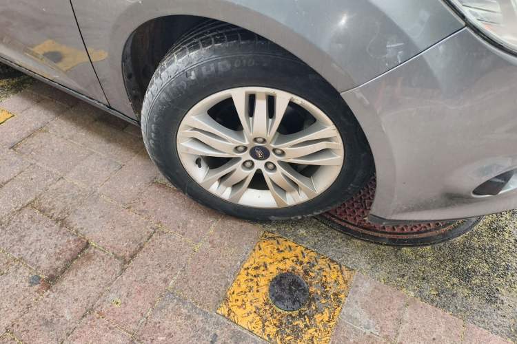 Used Ford Focus 2012 Sedan 1.6L Automatic Comfort Model Right Front Wheel Hub