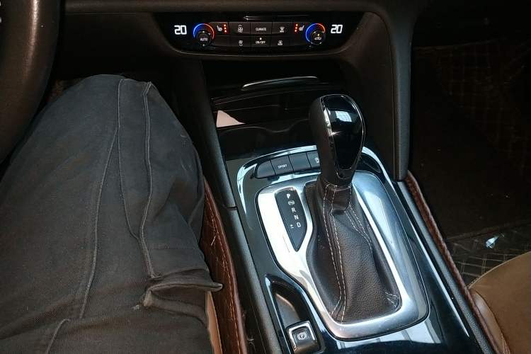 Used Buick Regal 2019 20T Elite Version China VI Standard Gear Lever