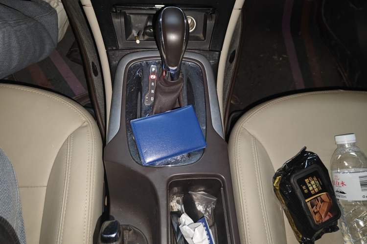 Used Buick Regal 2014 2.0L Leading Fashion Edition Gear Lever