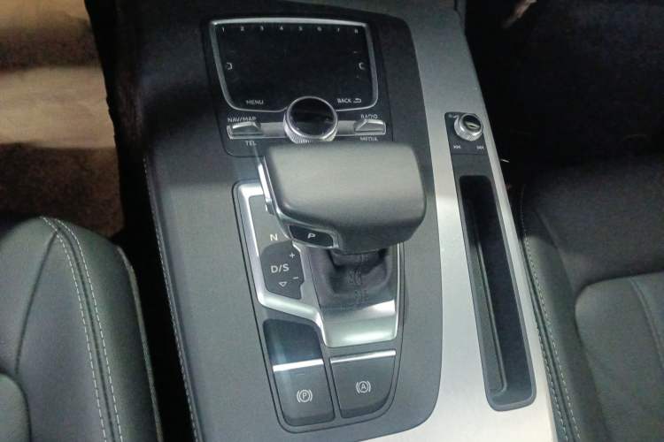 Used Audi Q5L 2020 Updated 40 TFSI Prestige Fashion Edition Gear Lever