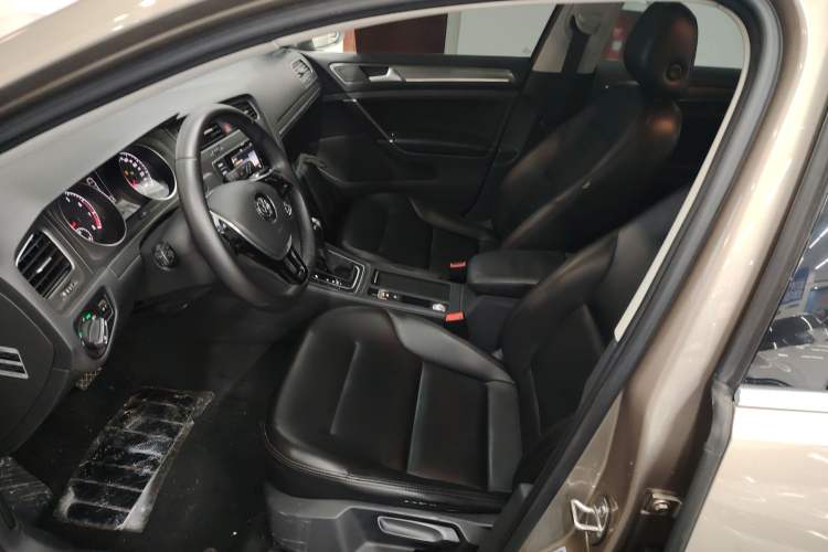 Used Volkswagen Golf 2016 230TSI Automatic Comfort Version
