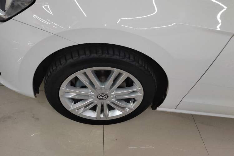 Used Volkswagen Golf Sportsvan 2016 280TSI Automatic Luxury Model Left Front Wheel Hub