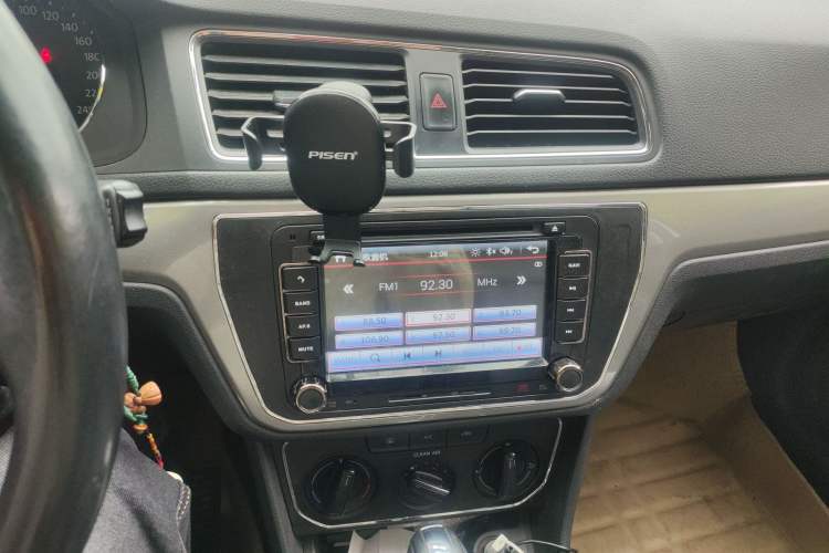 Used Volkswagen Lavida 2015 1.6L Automatic Comfort Edition Audio And AC Panel