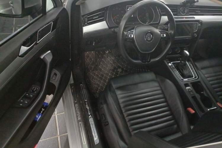 Used Volkswagen Magotan 2017 330TSI DSG Leading Model
