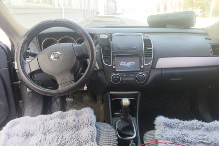 Used Nissan Sylphy 2016 Classic 1.6XE Manual Leading Edition Center Console