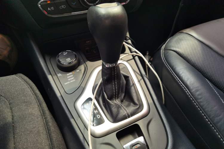 Used Jeep Cherokee 2014 2.4L Elite Edition Gear Lever