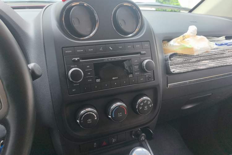 Used Jeep Compass 2013 2.0L two-wheel drive sport version Audio And AC Panel