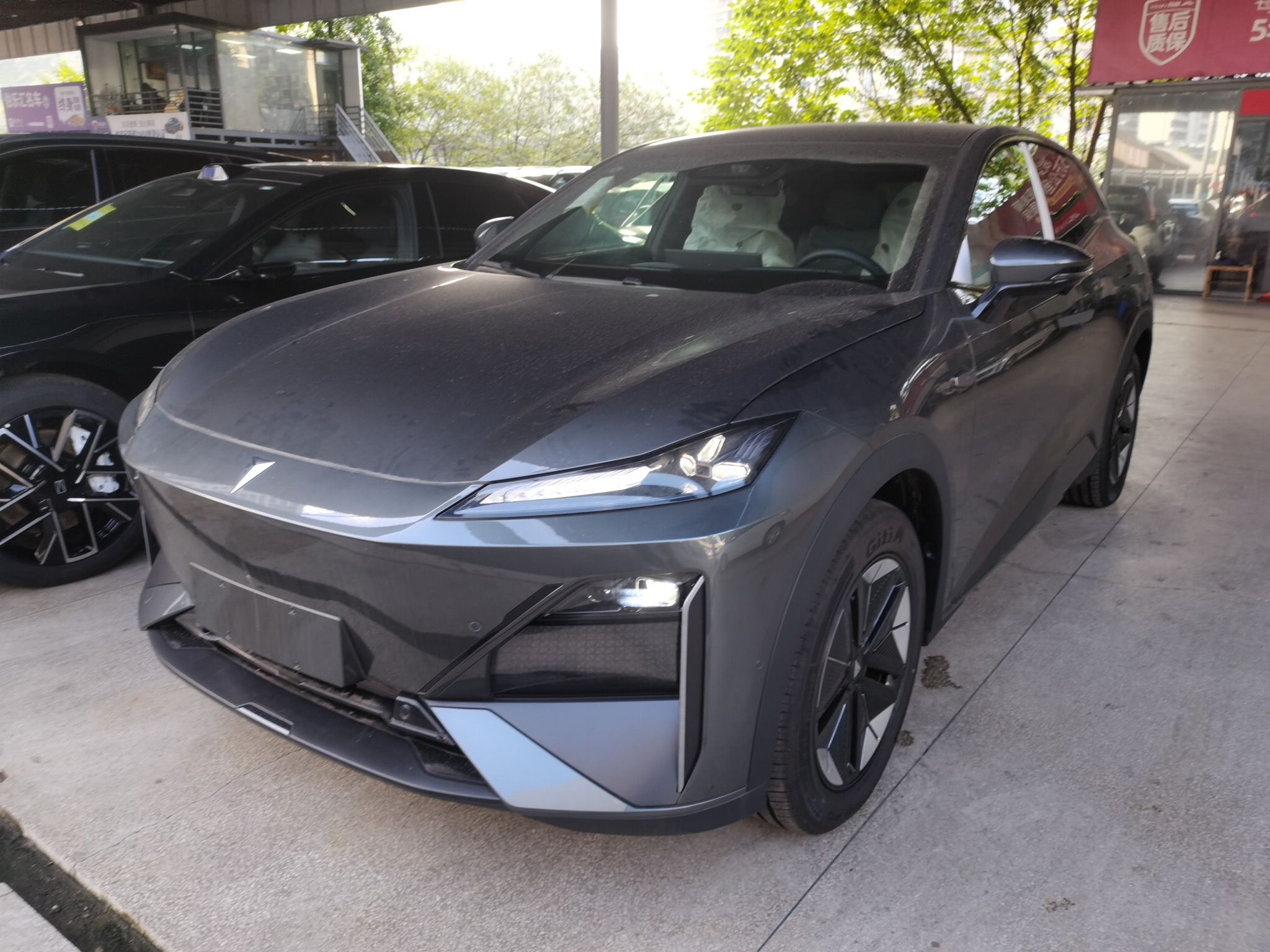 Под передней частью автомобиля