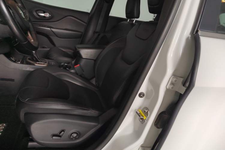 Used Jeep Cherokee 2016 2.0L Superior Edition
