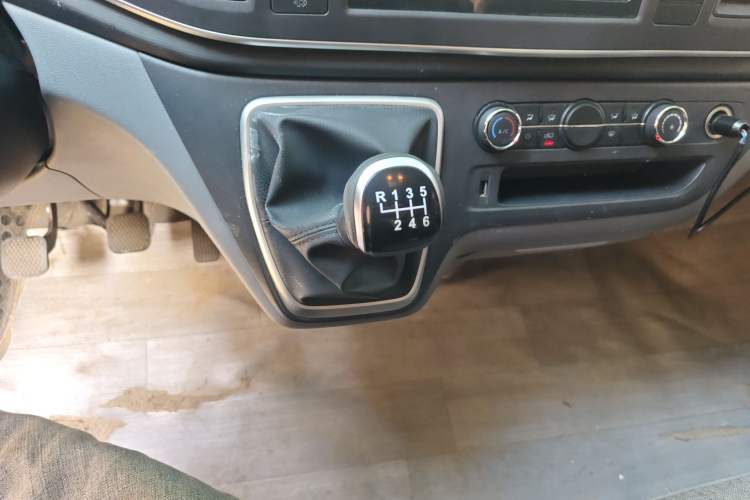 Used SAIC MAXUS Xintu V80 2023 2.0T Manual Classic Aoyuntong Long Wheelbase Mid-Height 6/7/8/9-Seater
